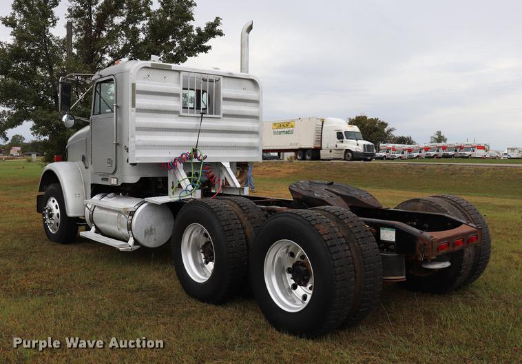 image for item ED9547 2007 Freightliner Classic semi truck
