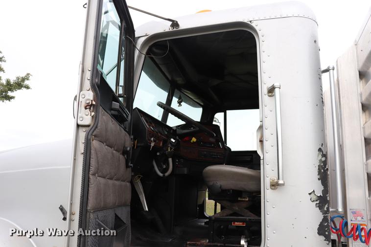 image for item ED9547 2007 Freightliner Classic semi truck