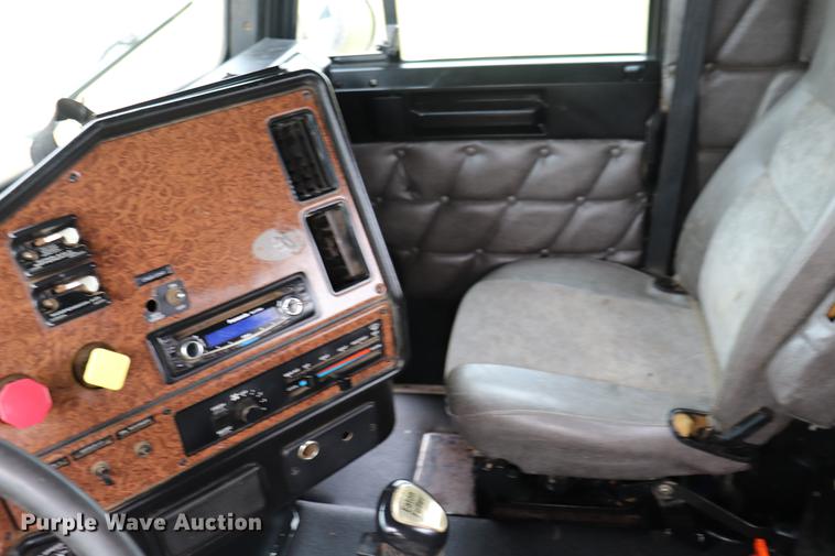 image for item ED9547 2007 Freightliner Classic semi truck