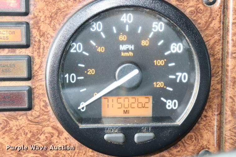 image for item ED9547 2007 Freightliner Classic semi truck