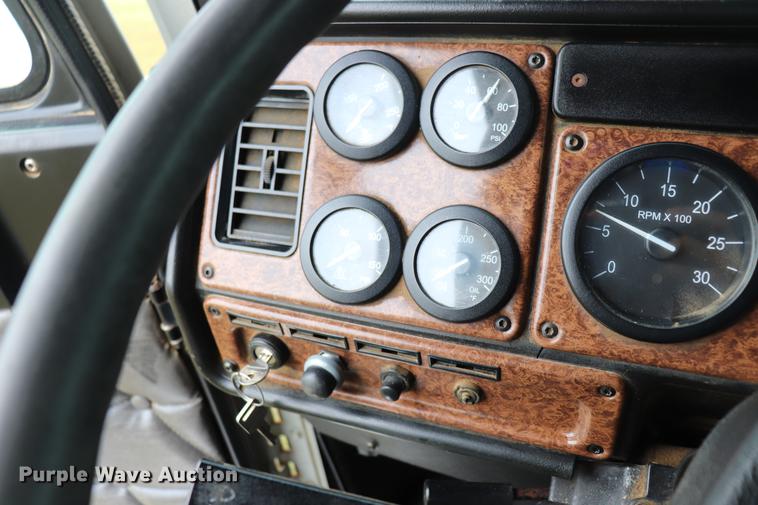 image for item ED9547 2007 Freightliner Classic semi truck