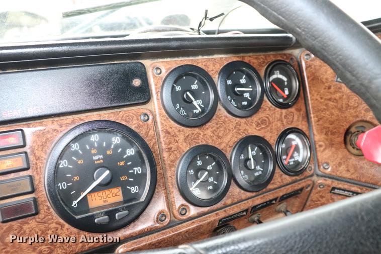 image for item ED9547 2007 Freightliner Classic semi truck