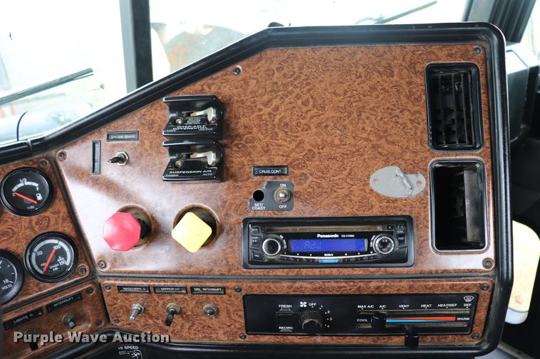 image for item ED9547 2007 Freightliner Classic semi truck