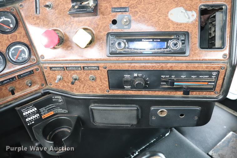 image for item ED9547 2007 Freightliner Classic semi truck