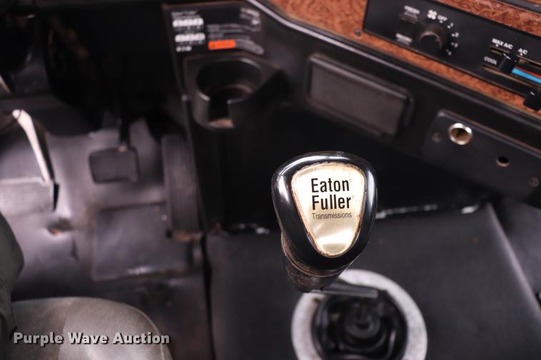 image for item ED9547 2007 Freightliner Classic semi truck