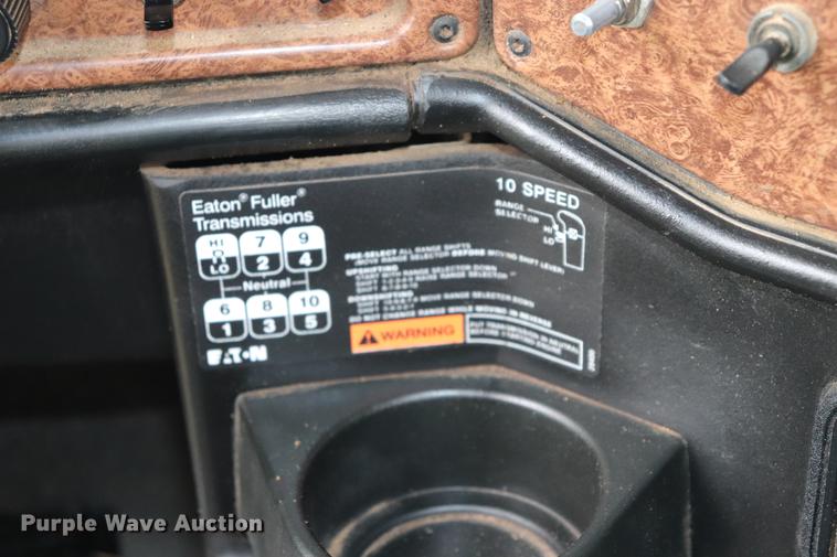 image for item ED9547 2007 Freightliner Classic semi truck