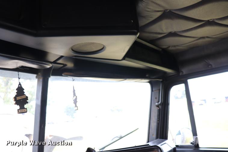 image for item ED9547 2007 Freightliner Classic semi truck