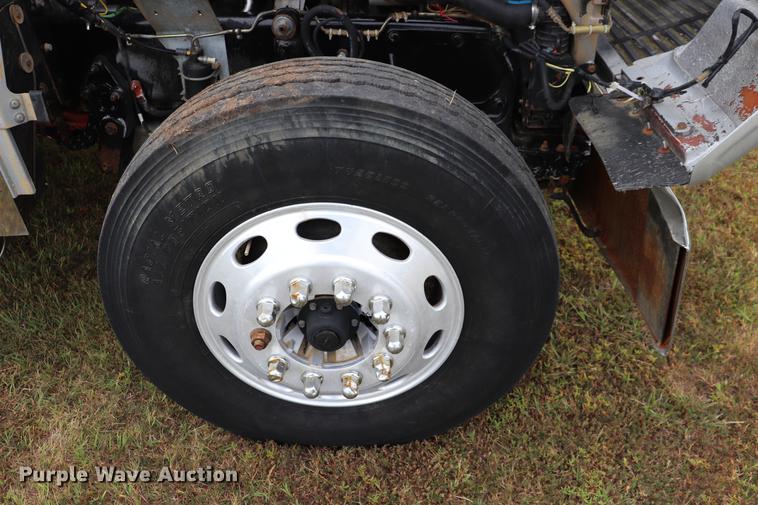 image for item ED9547 2007 Freightliner Classic semi truck