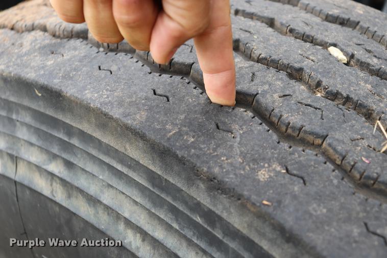 image for item ED9547 2007 Freightliner Classic semi truck