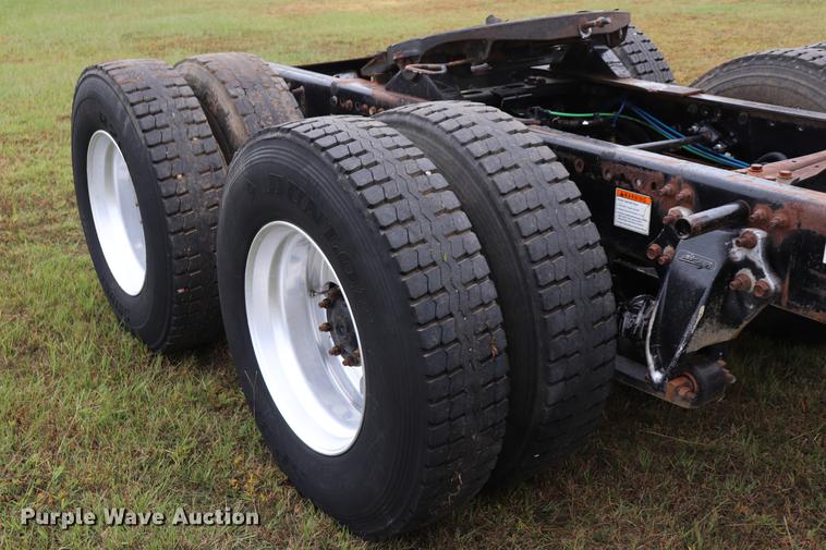 image for item ED9547 2007 Freightliner Classic semi truck