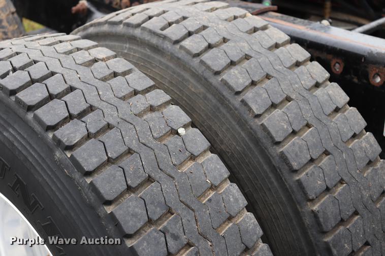 image for item ED9547 2007 Freightliner Classic semi truck