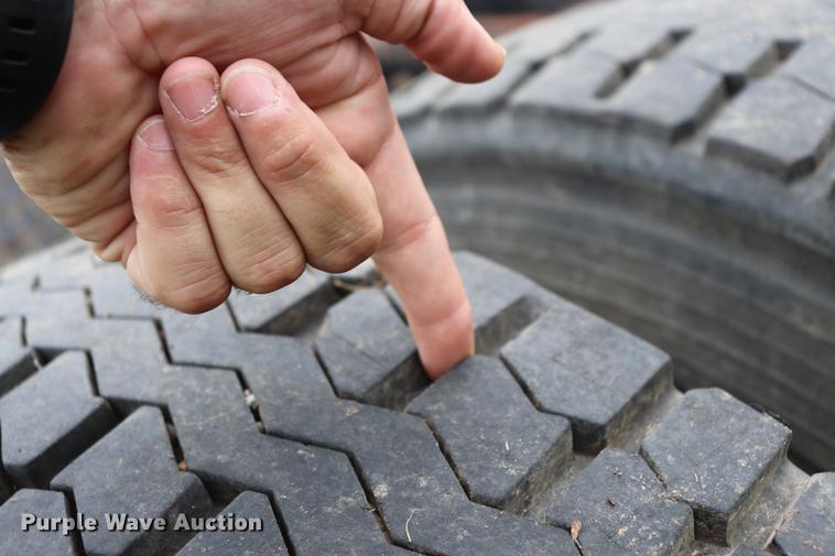 image for item ED9547 2007 Freightliner Classic semi truck