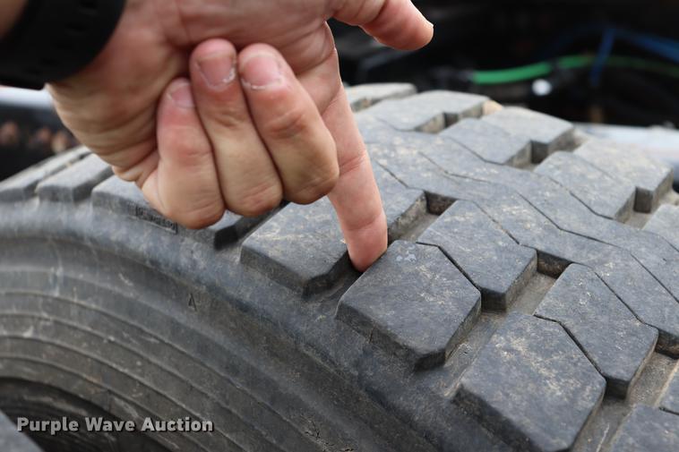 image for item ED9547 2007 Freightliner Classic semi truck