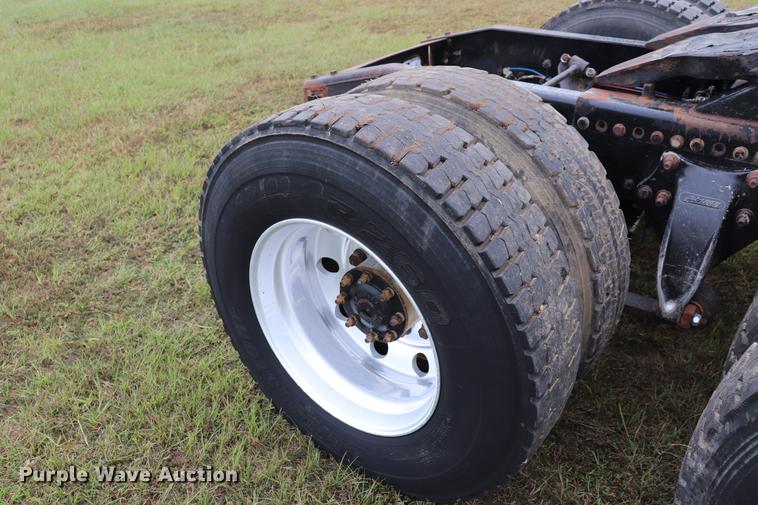 image for item ED9547 2007 Freightliner Classic semi truck