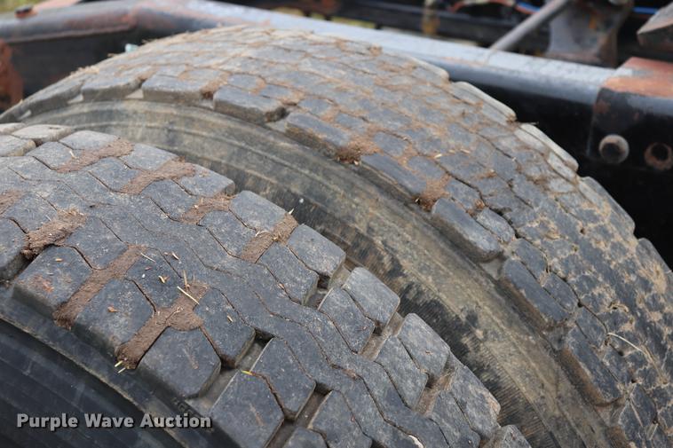 image for item ED9547 2007 Freightliner Classic semi truck