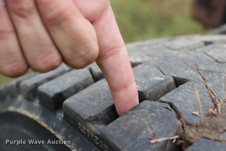 image for item ED9547 2007 Freightliner Classic semi truck