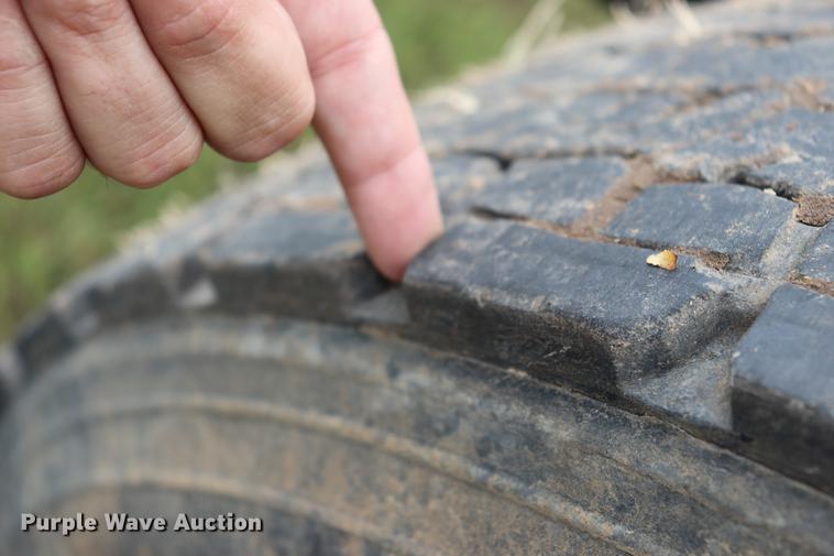 image for item ED9547 2007 Freightliner Classic semi truck