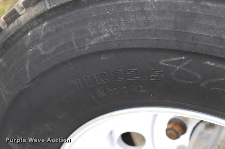 image for item ED9547 2007 Freightliner Classic semi truck