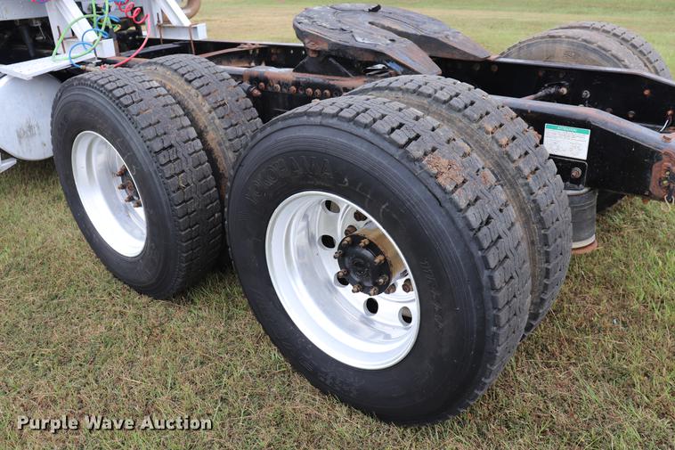 image for item ED9547 2007 Freightliner Classic semi truck