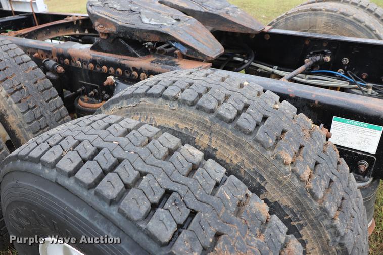 image for item ED9547 2007 Freightliner Classic semi truck