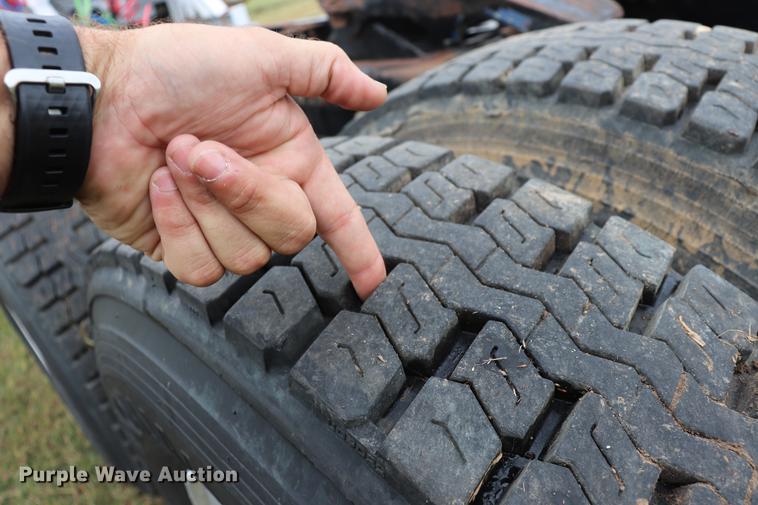 image for item ED9547 2007 Freightliner Classic semi truck