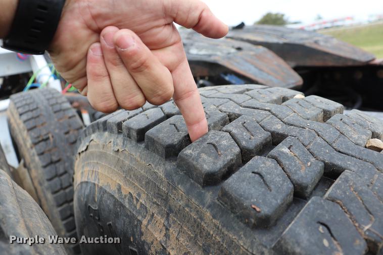 image for item ED9547 2007 Freightliner Classic semi truck