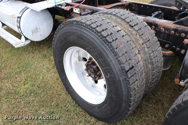 image for item ED9547 2007 Freightliner Classic semi truck