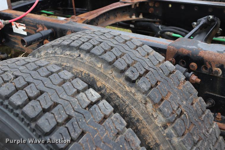 image for item ED9547 2007 Freightliner Classic semi truck