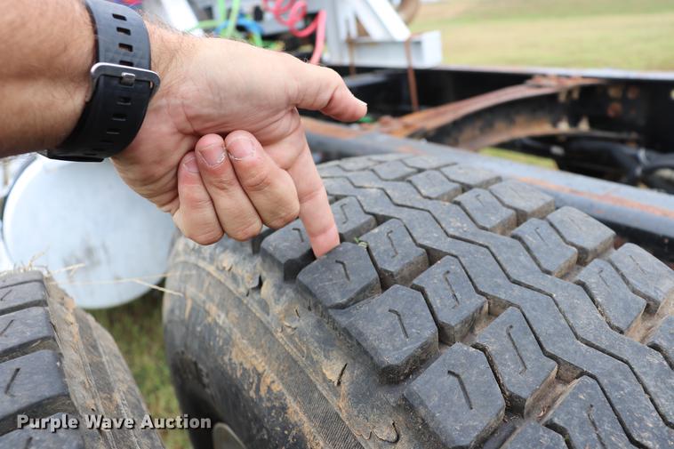 image for item ED9547 2007 Freightliner Classic semi truck