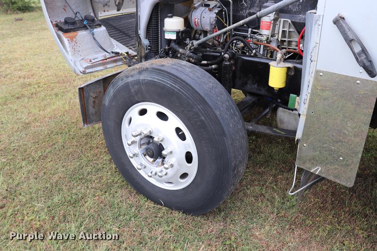 image for item ED9547 2007 Freightliner Classic semi truck