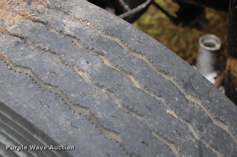 image for item ED9547 2007 Freightliner Classic semi truck