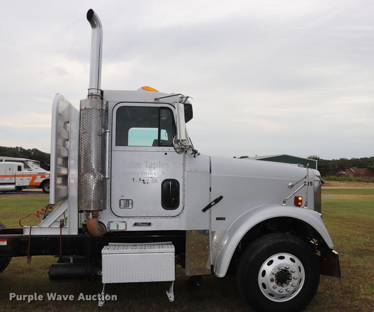 image for item ED9547 2007 Freightliner Classic semi truck