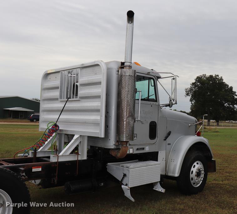 image for item ED9547 2007 Freightliner Classic semi truck