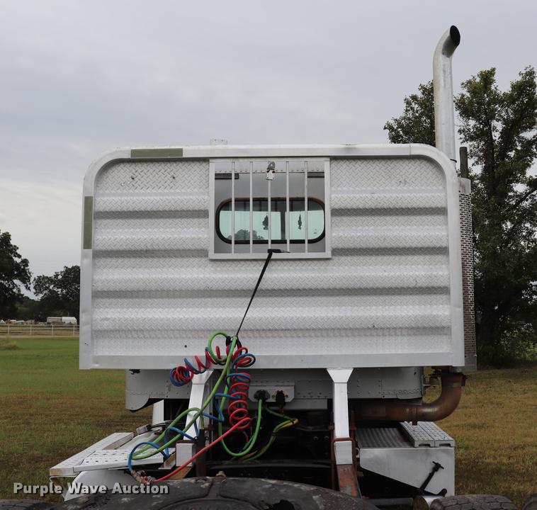 image for item ED9547 2007 Freightliner Classic semi truck