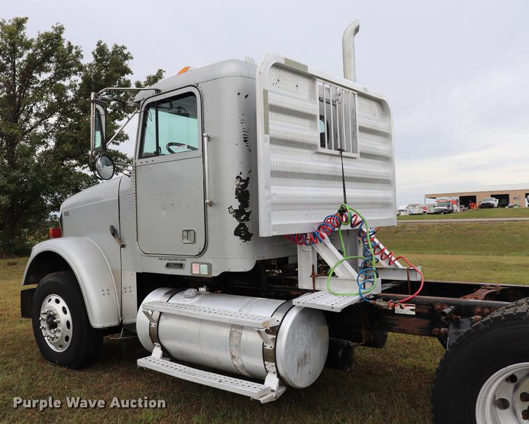 image for item ED9547 2007 Freightliner Classic semi truck