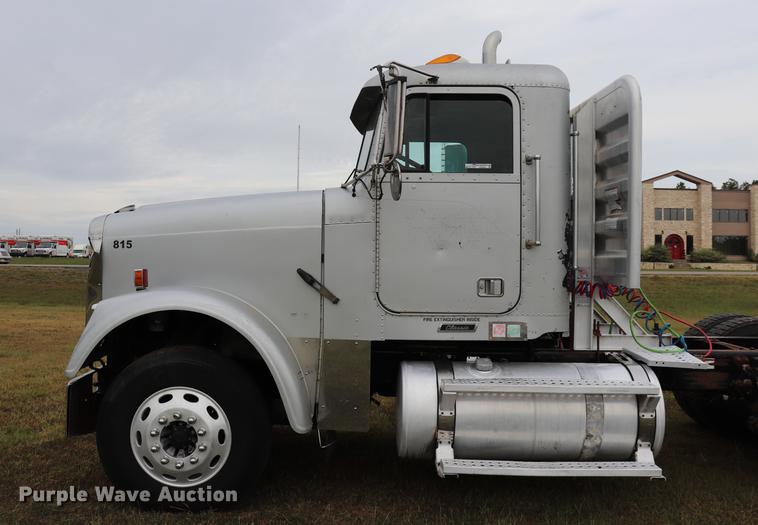 image for item ED9547 2007 Freightliner Classic semi truck