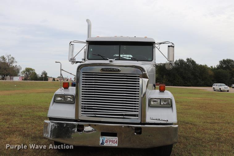 image for item ED9547 2007 Freightliner Classic semi truck