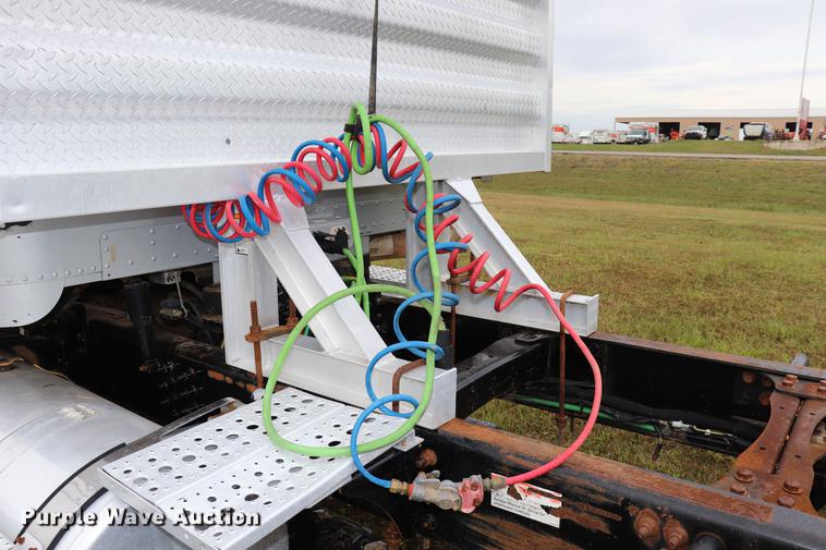 image for item ED9547 2007 Freightliner Classic semi truck