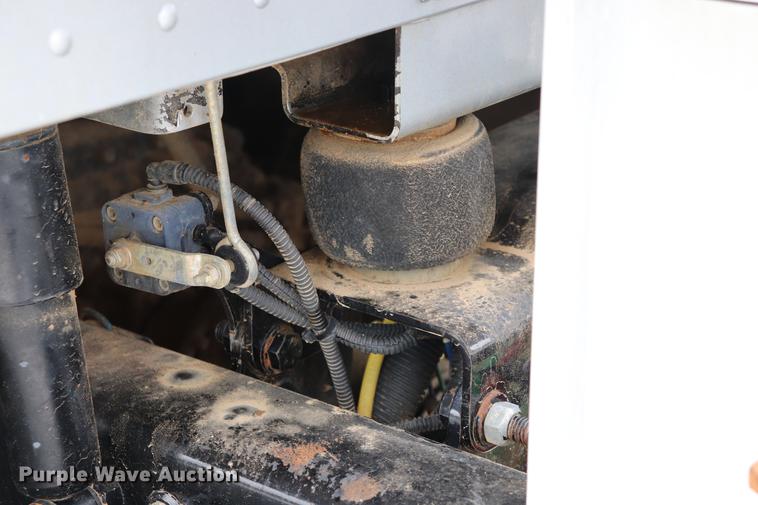 image for item ED9547 2007 Freightliner Classic semi truck