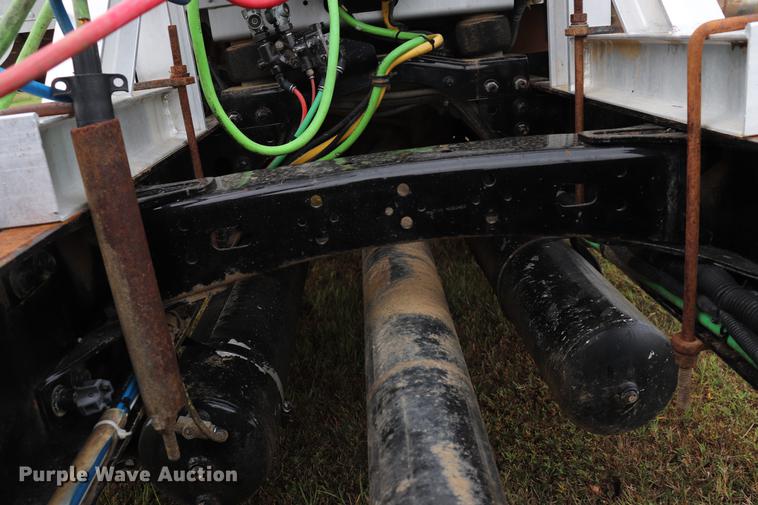 image for item ED9547 2007 Freightliner Classic semi truck