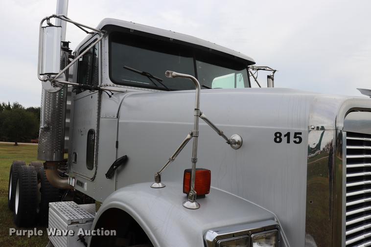 image for item ED9547 2007 Freightliner Classic semi truck