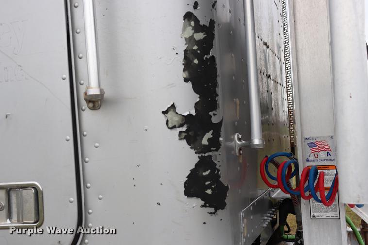 image for item ED9547 2007 Freightliner Classic semi truck