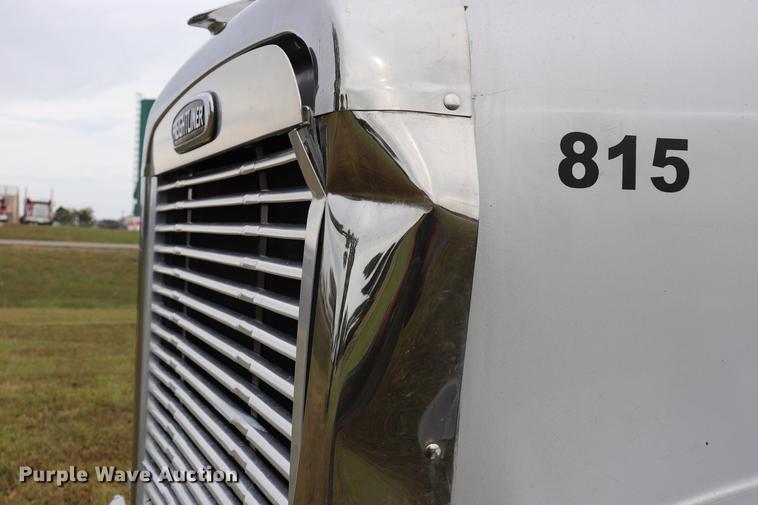 image for item ED9547 2007 Freightliner Classic semi truck