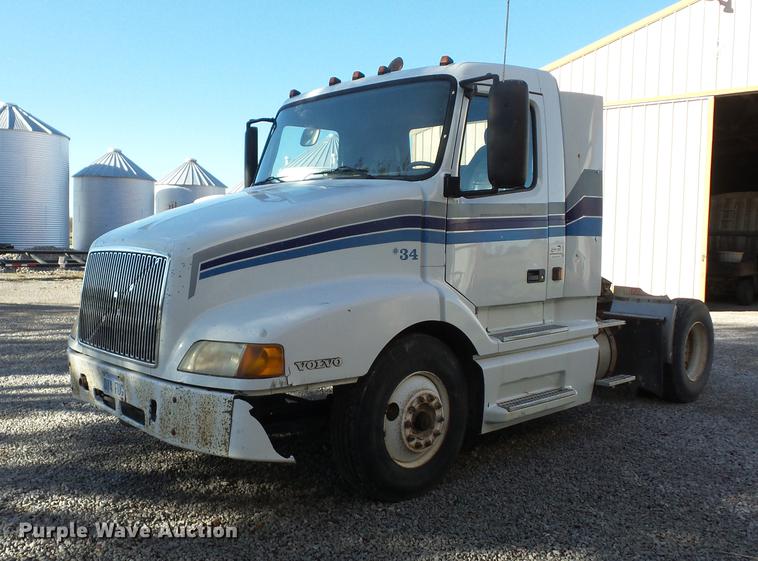 image for item K6339 1998 Volvo VN semi truck