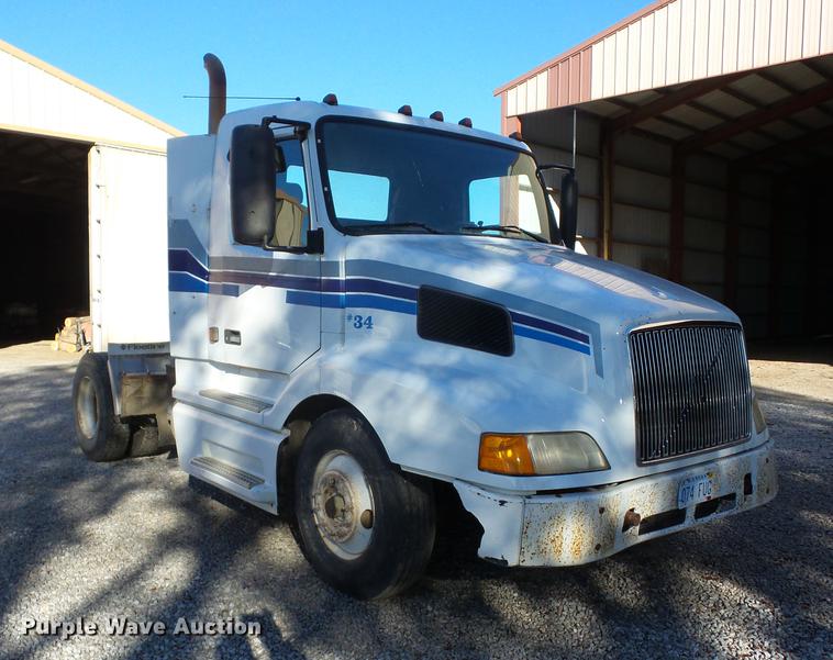 image for item K6339 1998 Volvo VN semi truck