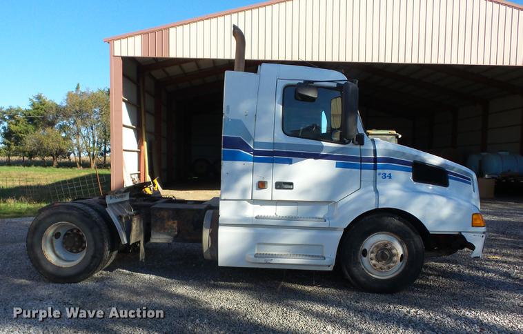 image for item K6339 1998 Volvo VN semi truck