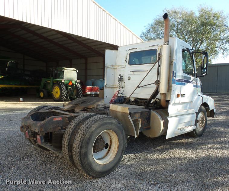 image for item K6339 1998 Volvo VN semi truck