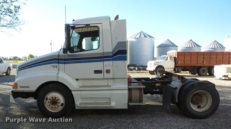 image for item K6339 1998 Volvo VN semi truck