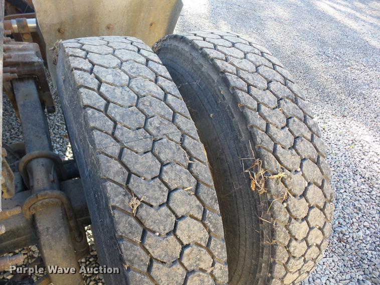 image for item K6339 1998 Volvo VN semi truck