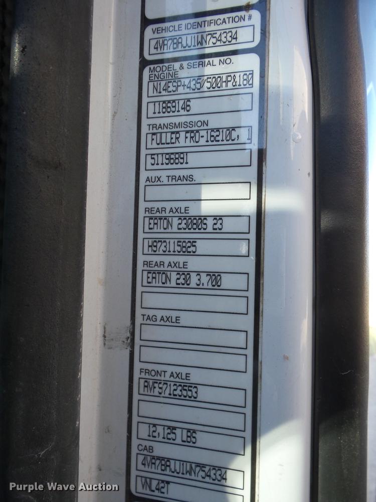 image for item K6339 1998 Volvo VN semi truck